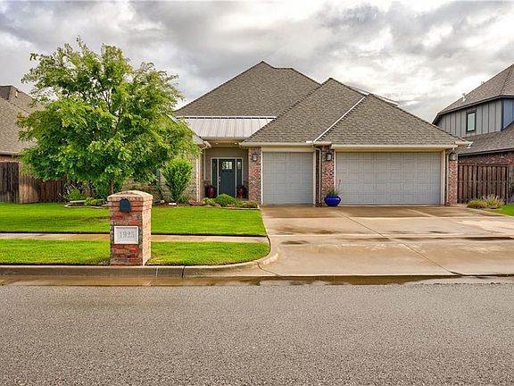 3rd image of 1925 N Carmona Lakes Dr