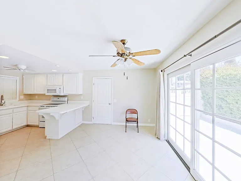 25152 Northrup Dr — Photo 4