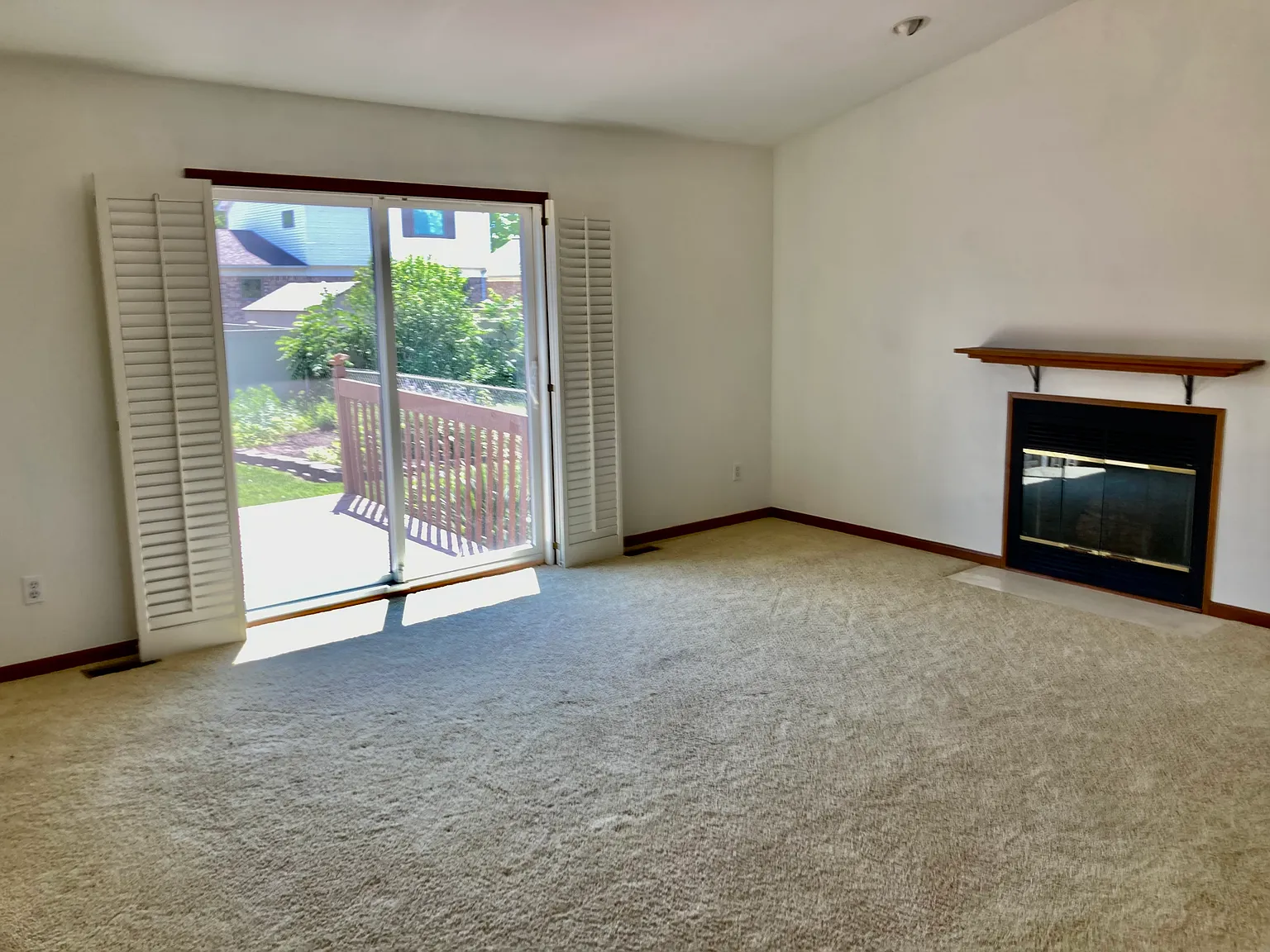 3 bed, 2476 sqft, $2,200 — Photo 2