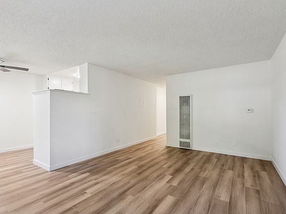 2nd image of 558 N Kenmore Ave #103