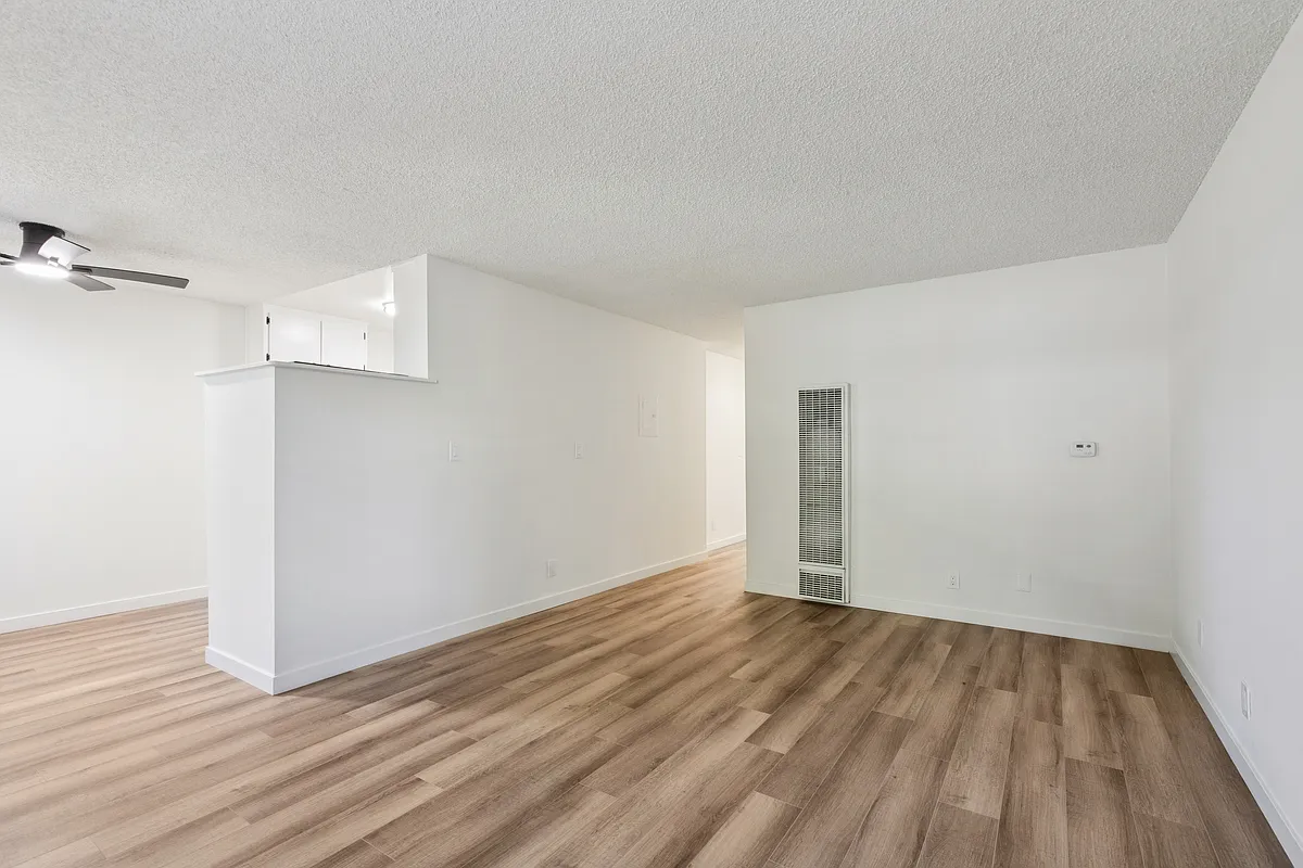 Building Photo - 558 N Kenmore Ave #103