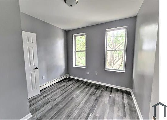 4th image of 909 Belmont Ave #3