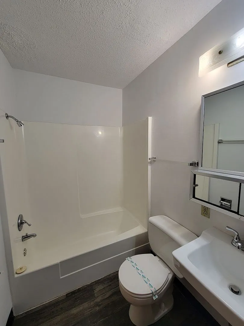 2110 Empire St — Photo 4