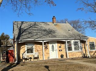 7 Gun Ln, Levittown, NY 11756
