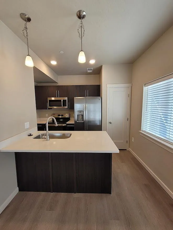2 bed, 976 sqft, $1,525 — Photo 4