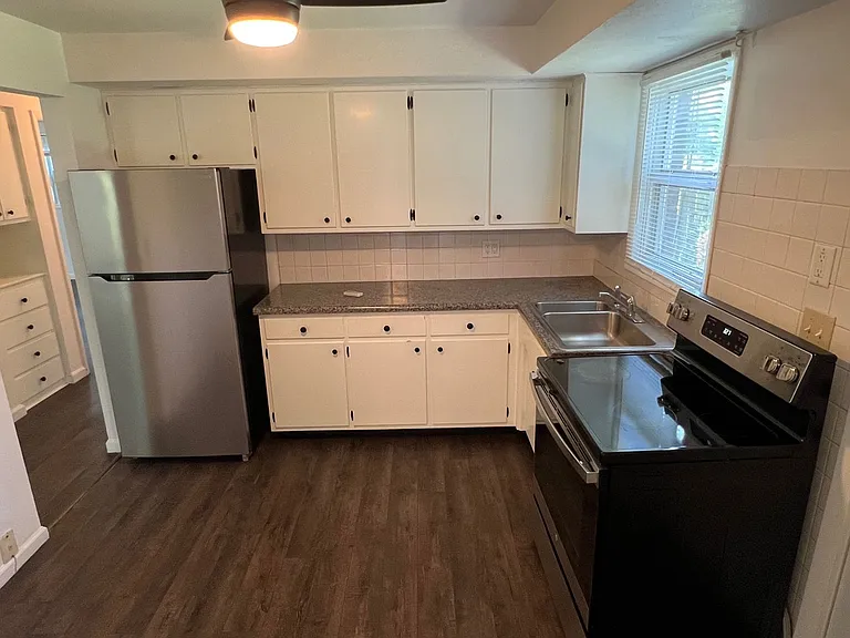1612 W University Ave — Photo 5