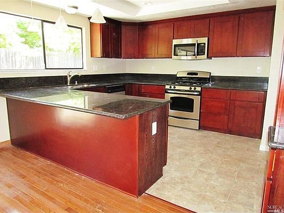 4th image of 812 Bluegrass Dr
