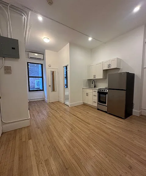 246 W 4th St #2R — Photo 7