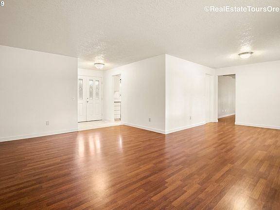 4th image of 2888 SE Primrose Ct