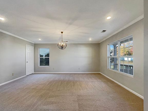 4th image of 905 Willow Creek Dr
