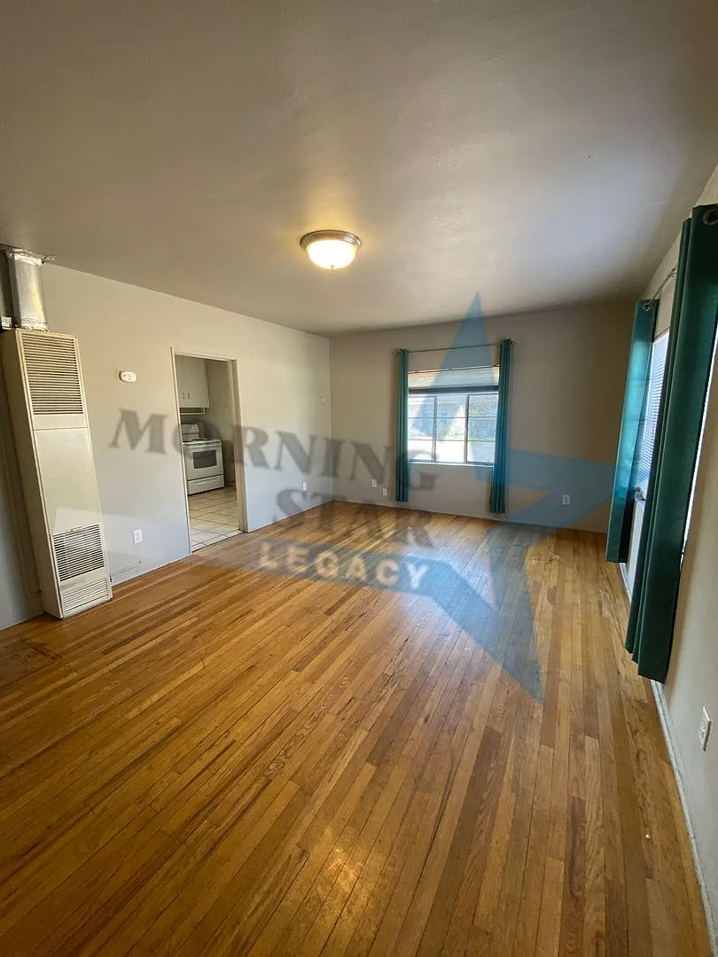 2325 College St — Photo 2