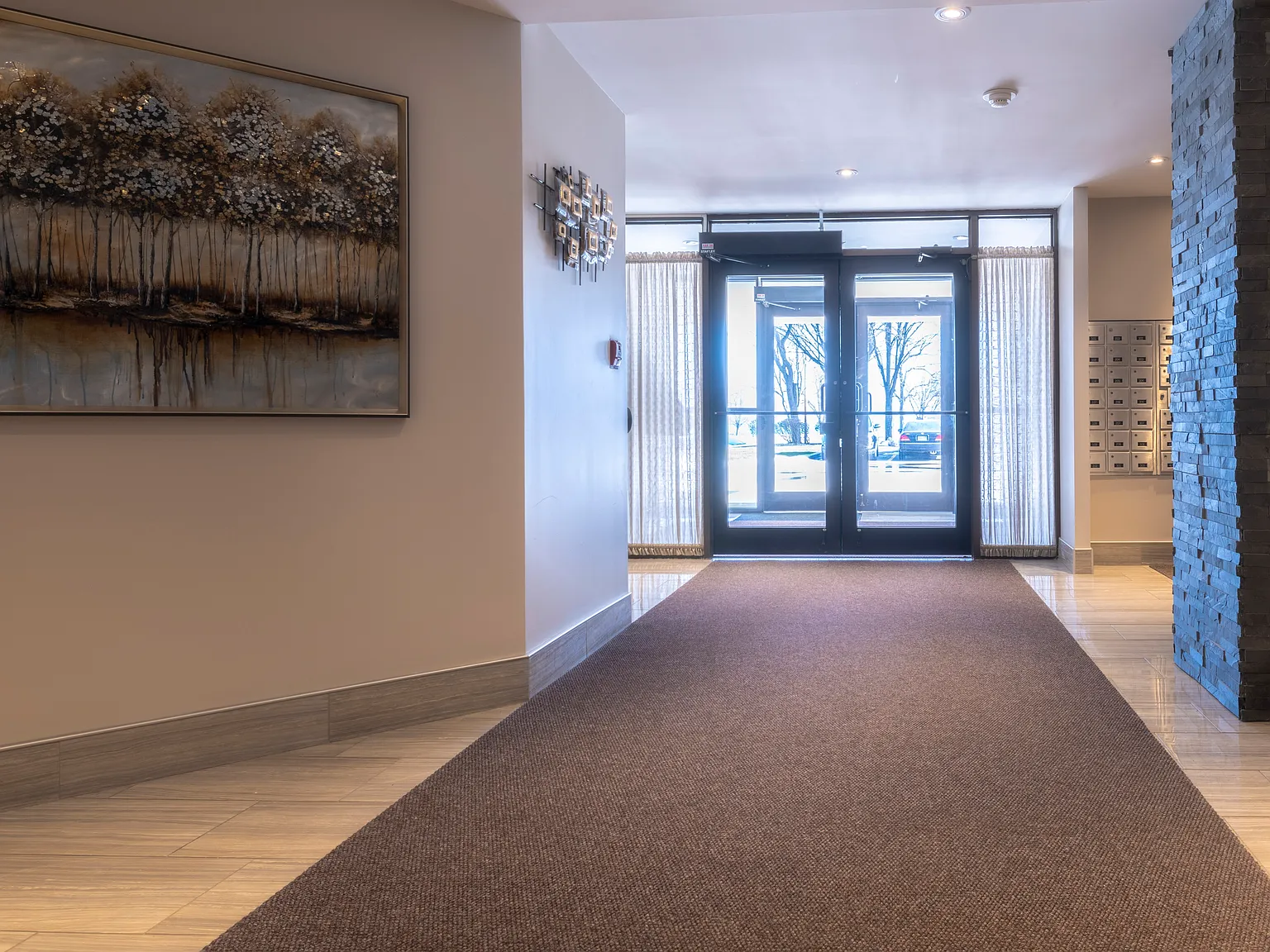 Lonsdale Apartments — Photo 1