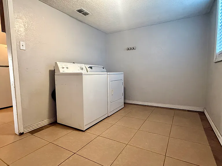 1220 Cooley Dr — Photo 6