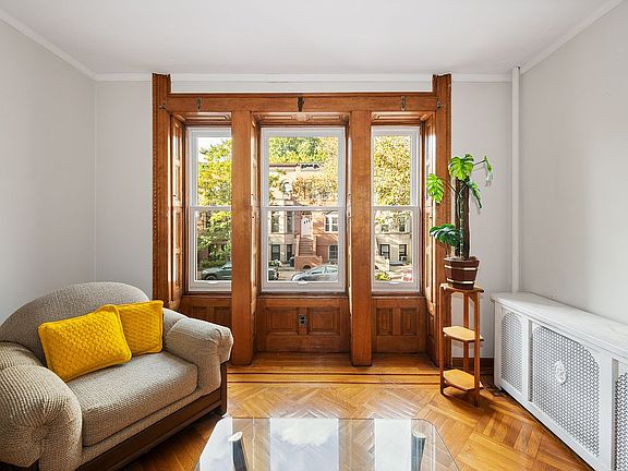 4th image of 138 Midwood St