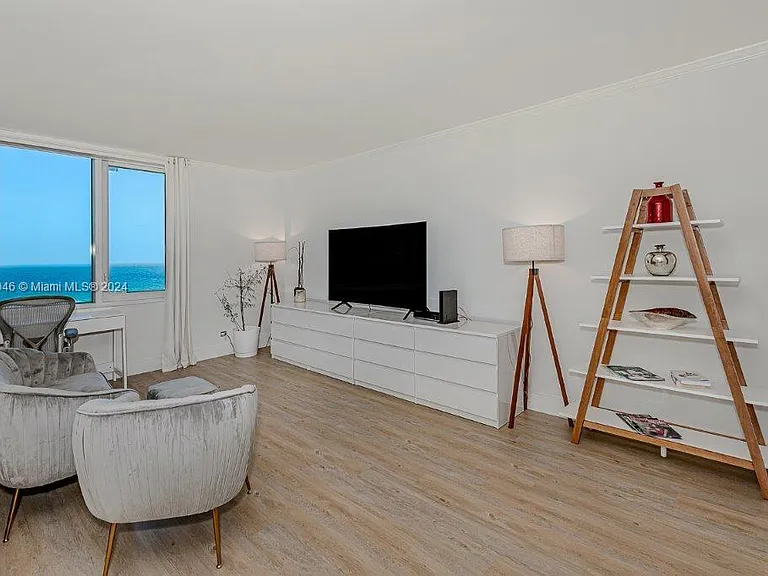 2301 Collins Ave #842 — Photo 8