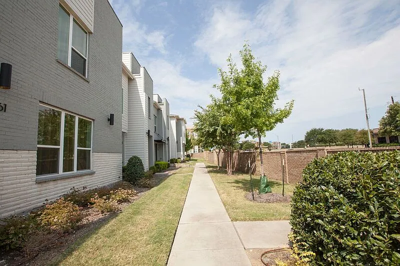 3 bed, 2.5 bath, 1802 sqft, $2,700 — Photo 2