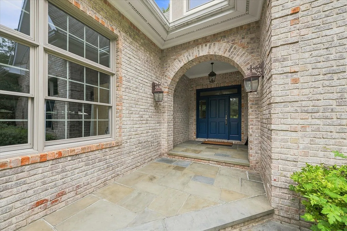 4 bed, 6077 sqft, $9,750 — Photo 2