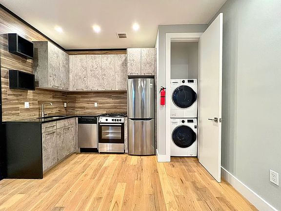 5th image of 1062 Halsey St #2R