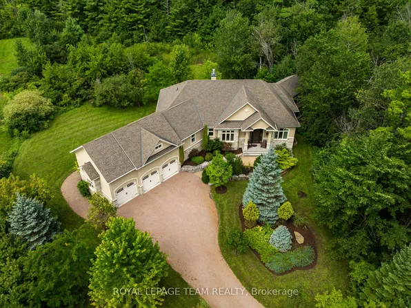 1517 Monaghan Ln, Ottawa, ON K2W 1B4
