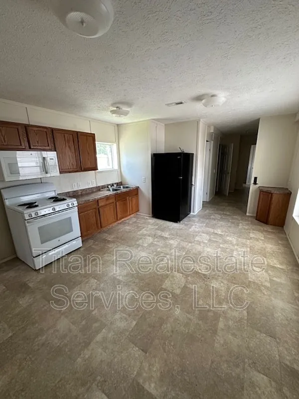 3 bed, 2.0 bath, 840 sqft, $850 — Photo 3