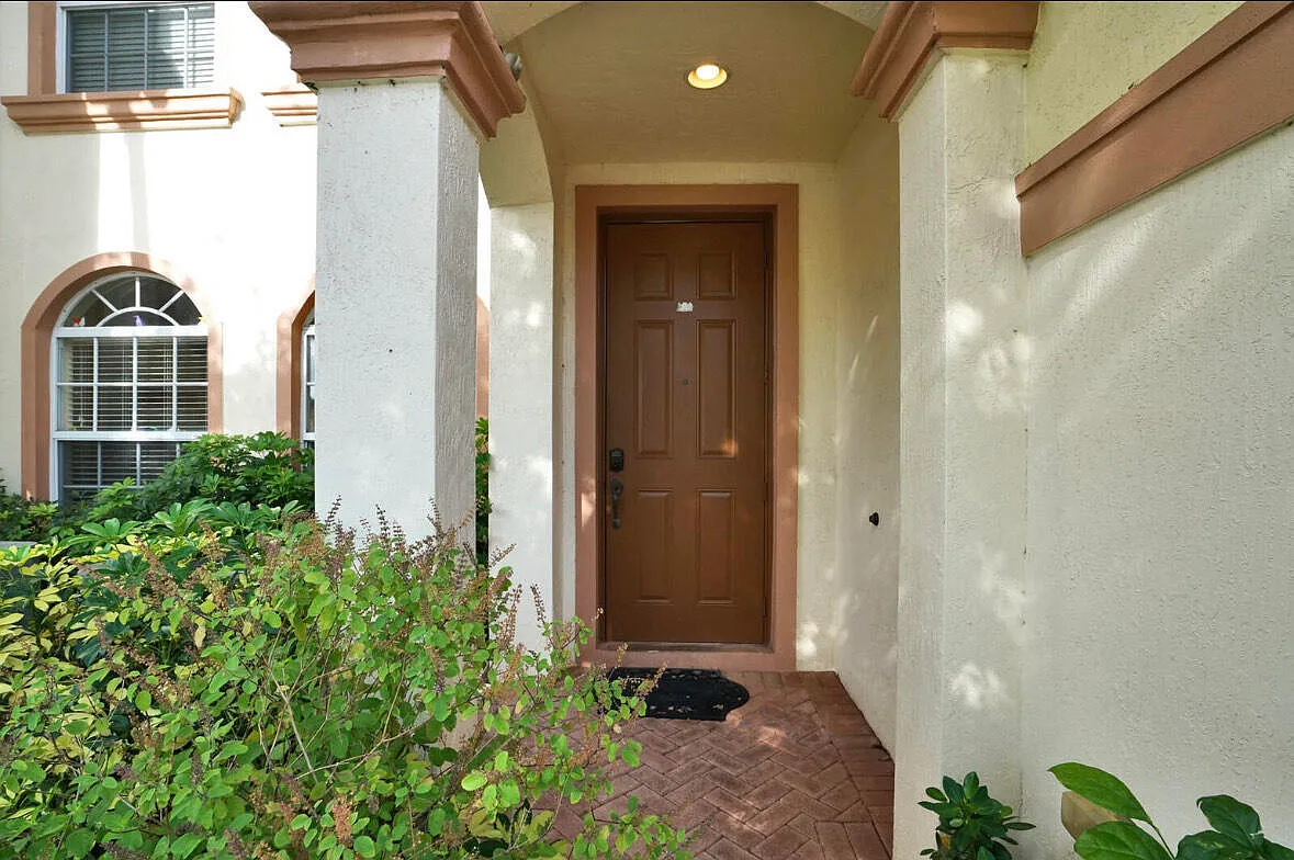 3 bed, 3.0 bath, 2122 sqft, $3,500 — Photo 2