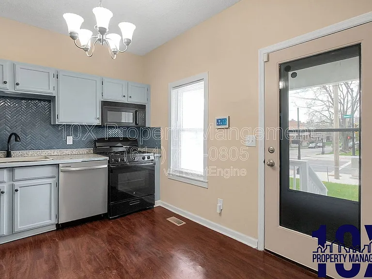 1652 Summit St #A — Photo 7