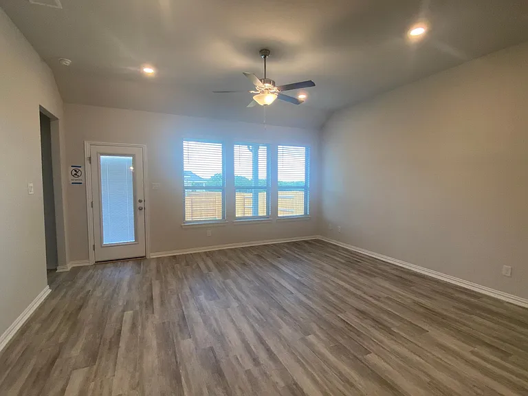 609 Silent Creek Cv — Photo 16