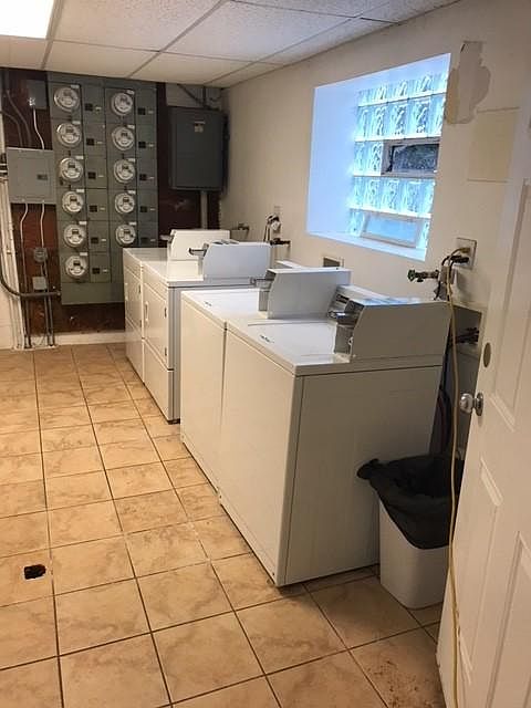 2nd image of 1403 W Sherwin Ave APT 2E