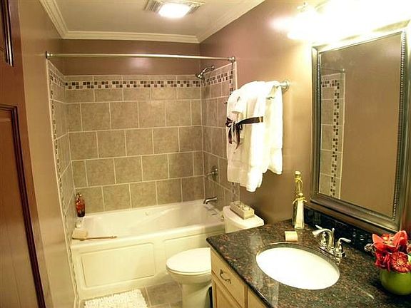 Remodeled Bathroom w/whirlpool tub!!
