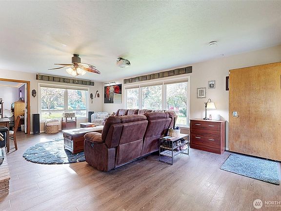 3rd image of 821 E Chesnut Street