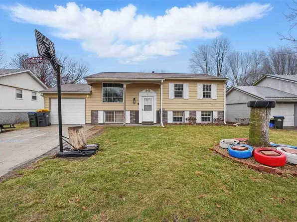 60 Regal Ln, Iowa City, IA 52240