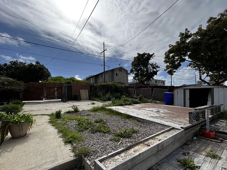 2085 Franklin Ave — Photo 12
