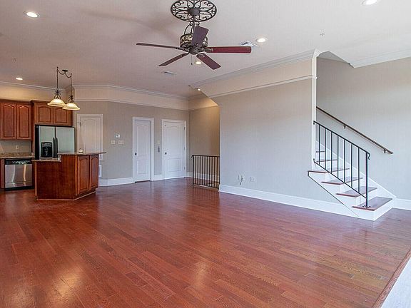 4th image of 15 Oak Alley Ln