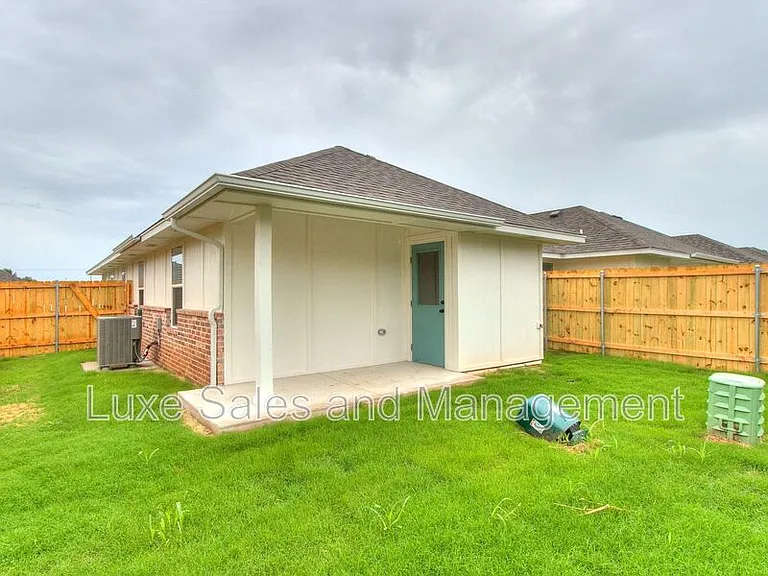 8012 NW 105th St — Photo 31