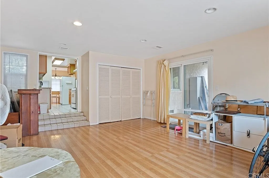 2546 Midvale Ave — Photo 2