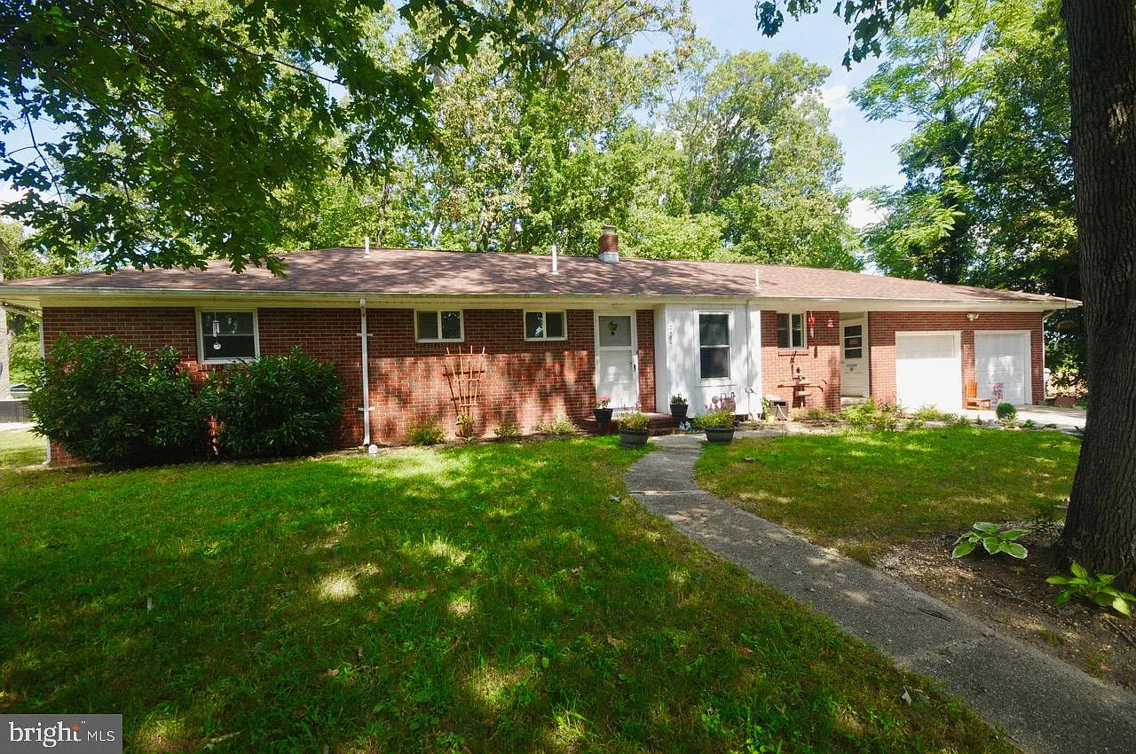2480 Buttonwood Dr photo 1