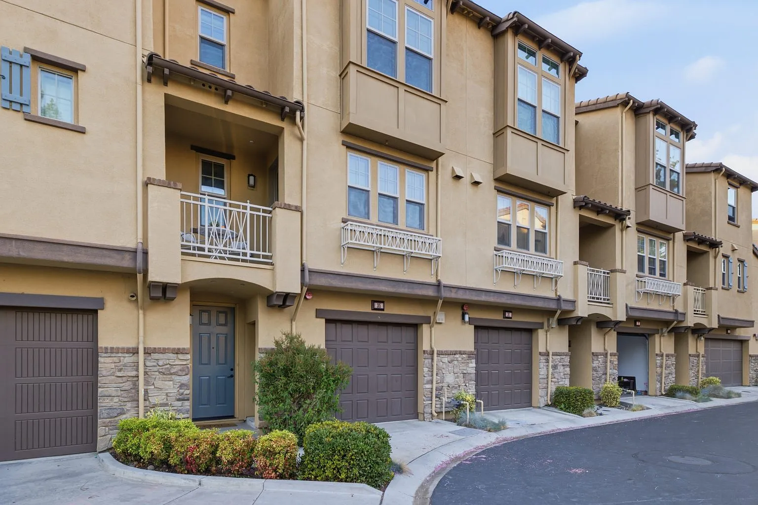 3 bed, 2.5 bath, 1799 sqft, $4,100 — Photo 3