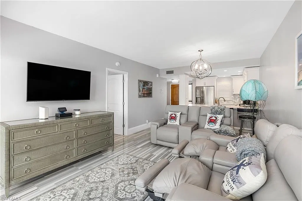 1 bed, 1.0 bath, 812 sqft, $5,000 — Photo 2