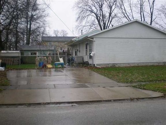 4th image of 1102 S Hinshaw Ave