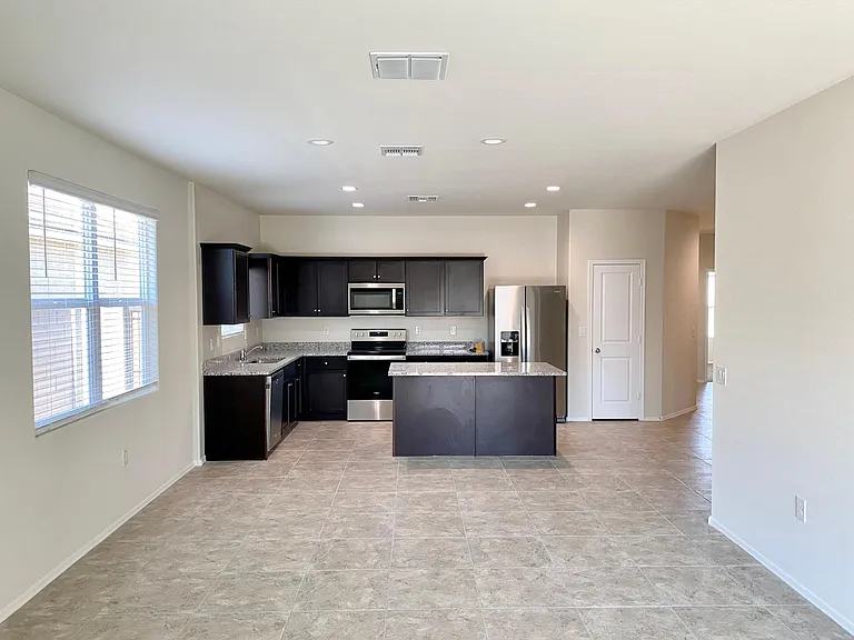 4661 W Nutmeg Ave — Photo 3