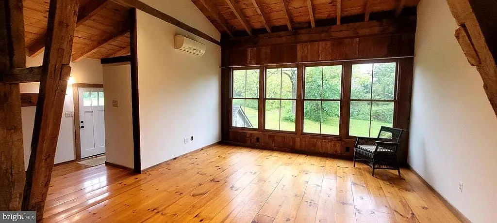 2 bed, 1.5 bath, 1800 sqft, $3,200 — Photo 2