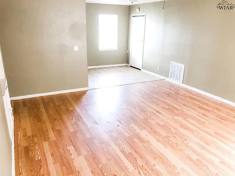 1418 Phoenix Dr — Photo 3