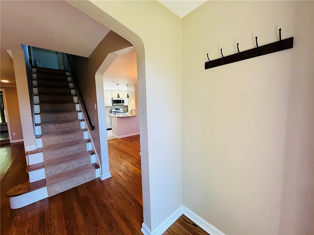 3 bed, 1.5 bath, 1494 sqft, $2,500 — Photo 4