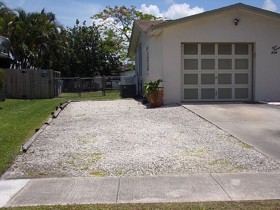 5th image of 314 NE Camelot Dr