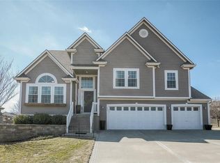 600 Coach Light Cir, Smithville, MO 64089