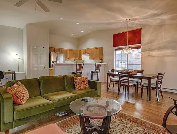 2 bed, 1338 sqft, $1,900 — Photo 3