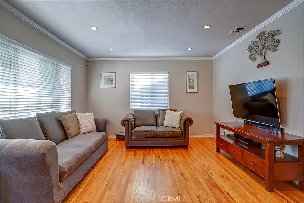 3 bed, 1104 sqft, $3,800 — Photo 3