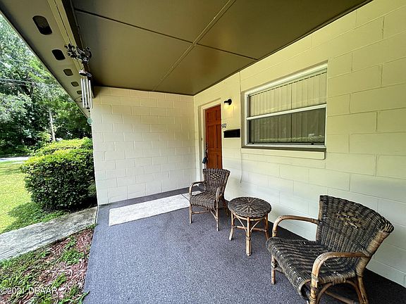 2nd image of 900 Gibbons St