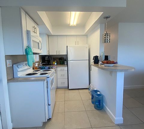 5th image of 4341 NE 5th Ave