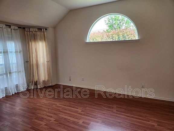 4th image of 324 Fort Edward Dr